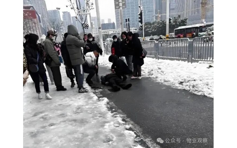 下雪天業(yè)主在單元門(mén)口摔倒，要求物業(yè)賠償，物業(yè)該怎么回復(fù)？