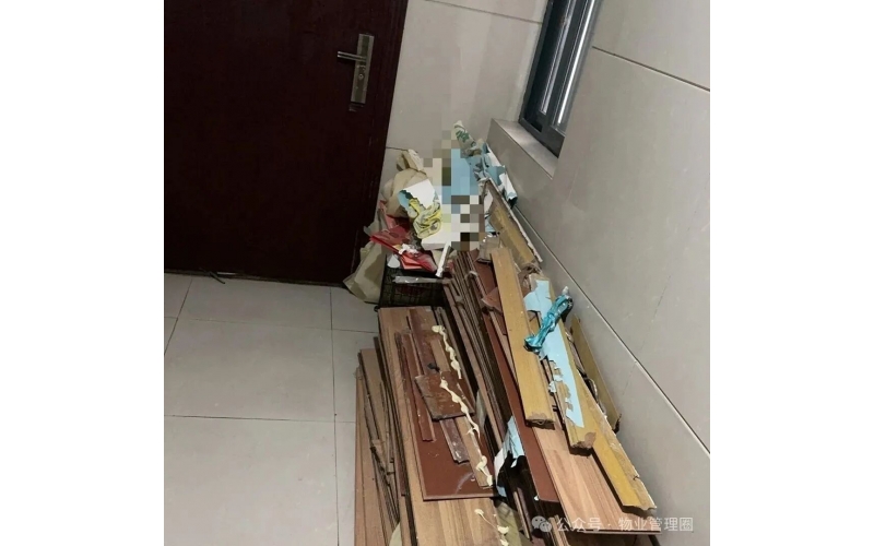 物業溫馨提示：請及時將生活垃圾帶下樓！